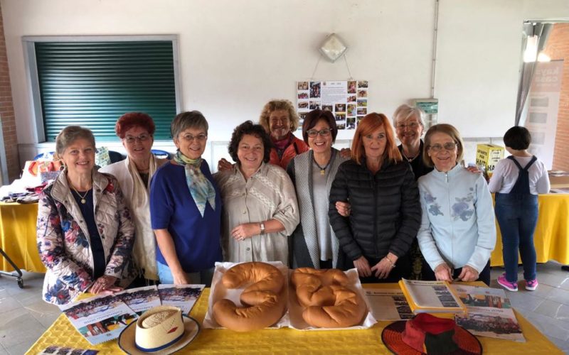 Foto di gruppo di Pane Condiviso con torta per anniversario