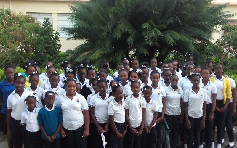 gruppo di ragazze ad Haiti con divisa scuola