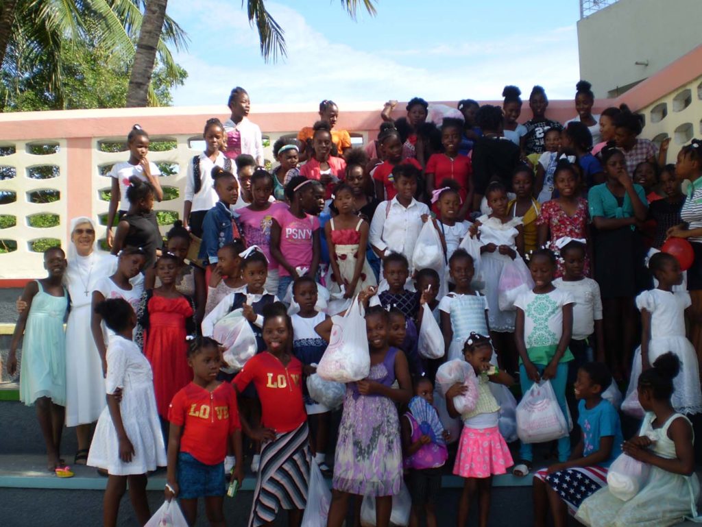 Gruppo di bambine in una scuola ad Haiti
