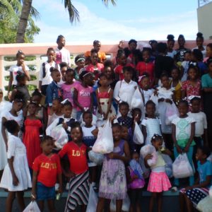 Gruppo di bambine in una scuola ad Haiti