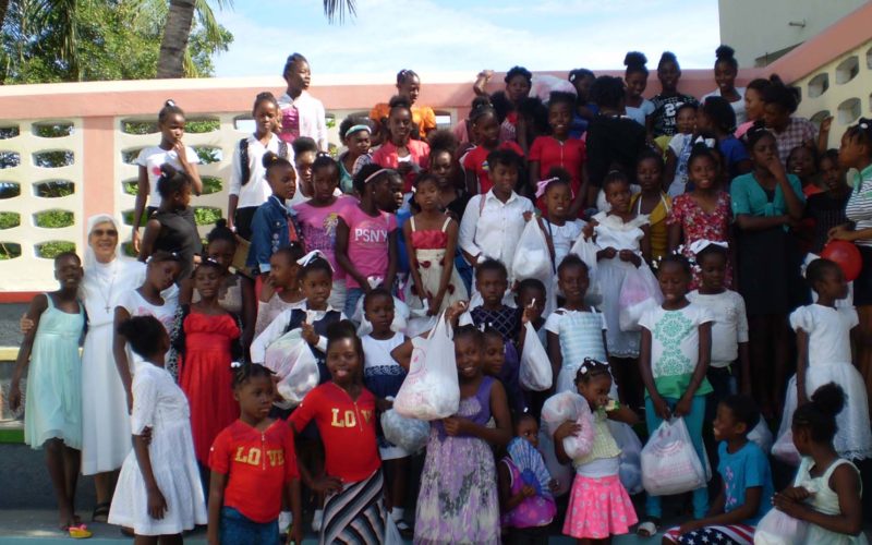 Gruppo di bambine in una scuola ad Haiti