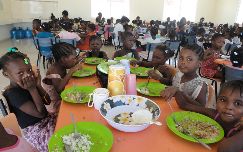 Bambini in una mensa ad Haiti mentre mangiano del riso