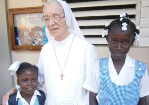Suora Oliva Pia Colussi con due bambine