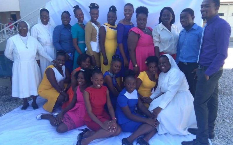 Gruppo di ragazzi vestiti eleganti con tre suore