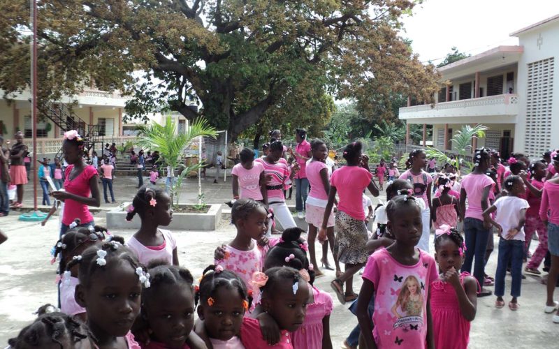 Bambine nel cortile dell'orfanotrofio vestite tutte di rosa