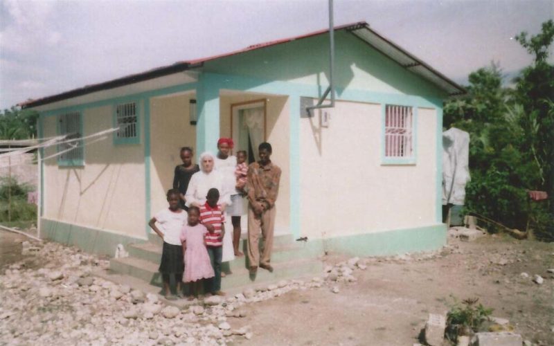 Casetta costruita ad Haiti con la nuova famiglia propietaria e suora